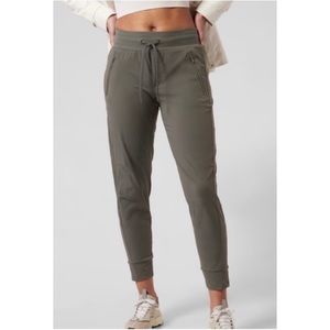 Athleta Trekkie North Jogger in Olive Green Hiking Outdoor Activewear Size 0 EUC